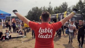 Wolontarriusze pomagają innym