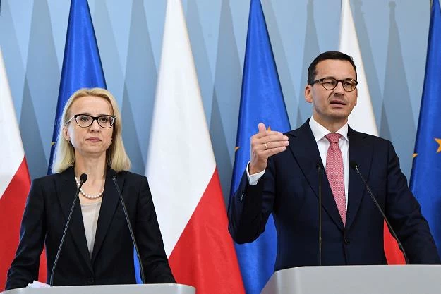 Premier Mateusz Morawiecki (P) oraz minister finansów Teresa Czerwińska (L)