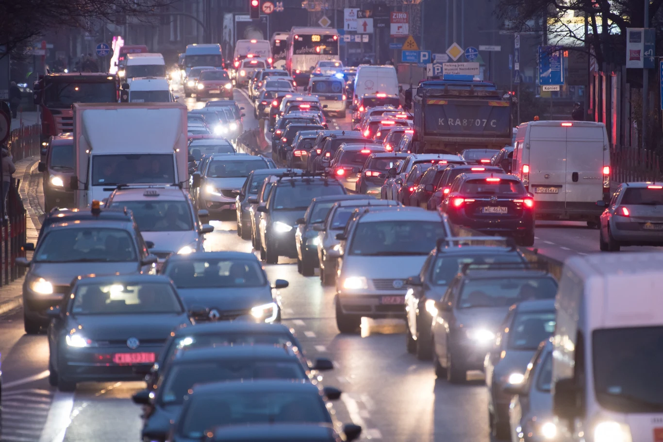 Niekontrolowana zabudowa, brak nowych inwestycji drogowych, zwężanie dróg istniejących - oto efekty Niekontrolowana zabudowa, brak nowych inwestycji drogowych, zwężanie dróg istniejących - oto efekty
