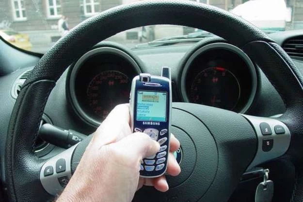 Telefon w samochodzie to problem