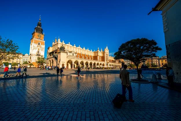 Sukiennice, z lewej wieża dawnego ratusza C-KM Krakowa