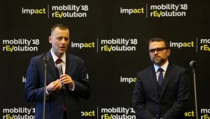 Mikołaj Wild (L) i prezes Portu Baranów Jacek Bartosiak (P)