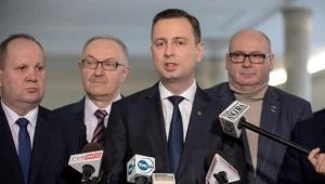 Władysław Kosiniak-Kamysz (w centrum) z posłami PSL podczas konferencji prasowej