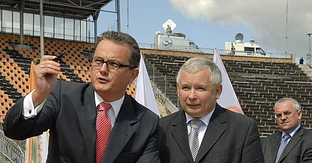 2007 r.: Prezes Zaglębia Robert Pietryszyn (L), Jarosław Kaczyński, Adam Lipiński. Fot. M. Poloch
