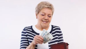 Połowa świadczeniobiorców (mediana) otrzymywała emeryturę w wysokości do 1807,98 zł