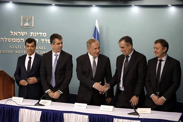 Ziv Aviram (pierwszy z prawej). W środku premier Izraela Benjamin Netanyahu Ziv Aviram (pierwszy z prawej). W środku premier Izraela Benjamin Netanyahu
