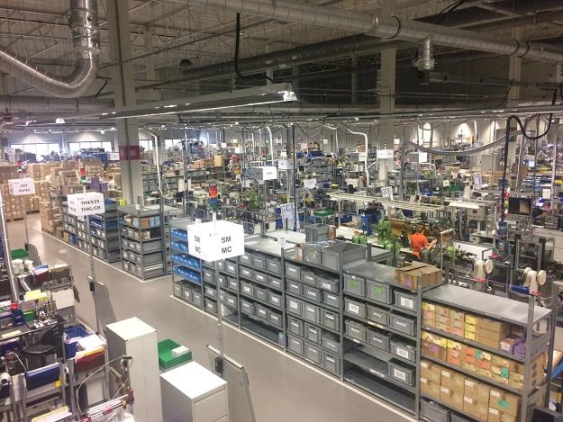 Johnson Electric, wnętrze hali produkcyjnej