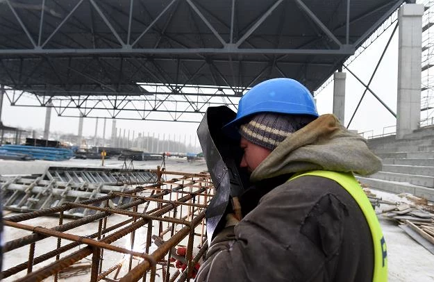 Prace przy zadaszeniu pierwszej w Polsce krytej hali lodowej do łyżwiarstwa szybkiego