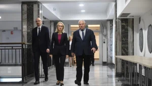 Marcin Pachucki, Teresa Czerwińska i Adam Glapiński w drodze na spotkanie informacyjne KSF