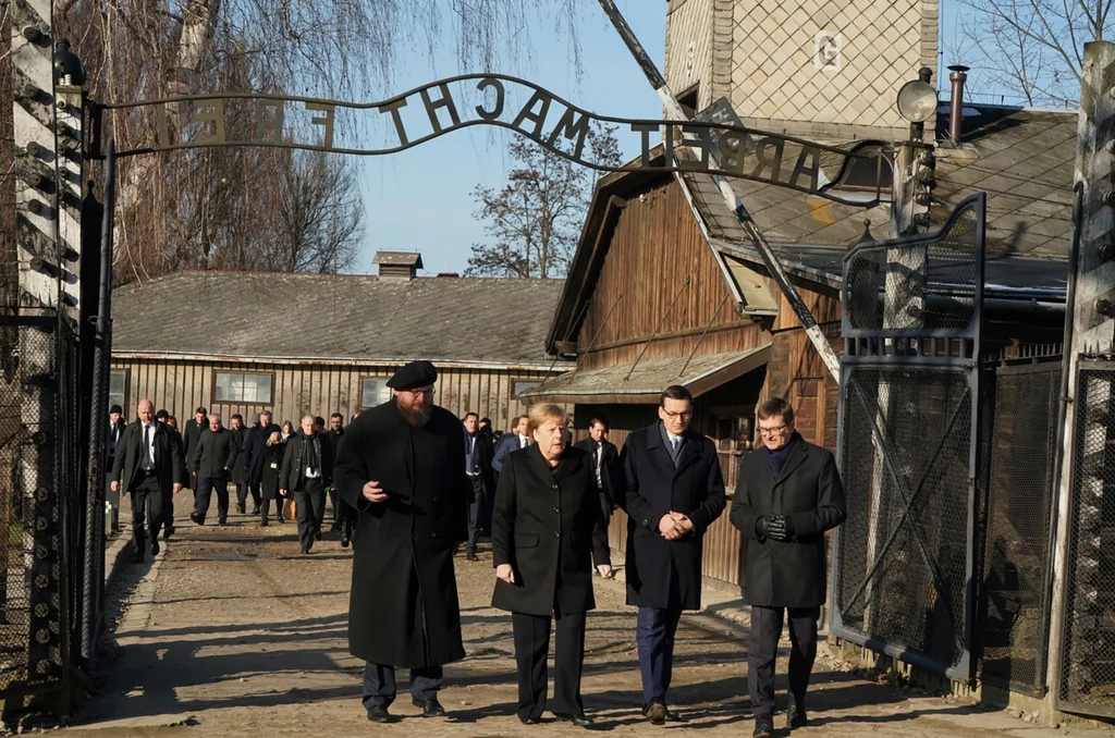 Angela Merkel z przygodami dotarła do Oświęcimia....