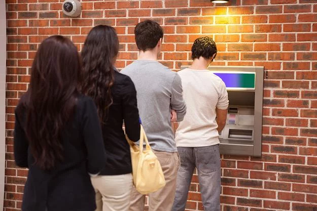 Uważaj, by nie zapłacić 80 zł za wyjęcie z bankomatu 100 funtów