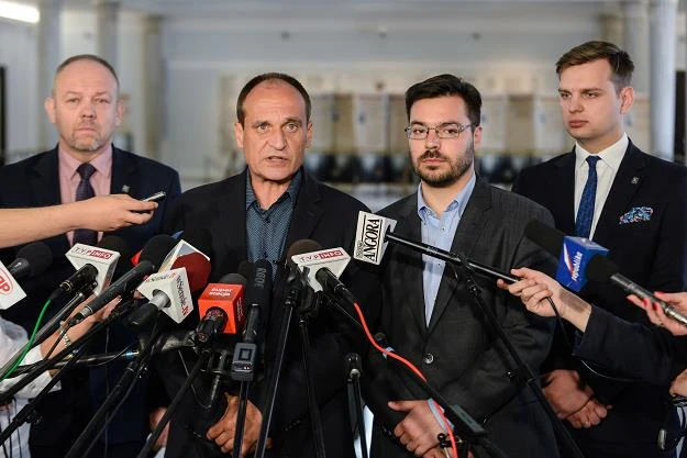 Posłowie Kukiz'15: Paweł Kukiz (2L), Stanisław Tyszka (2P), Jakub Kulesza (P) i Jerzy Kozłowski (L)