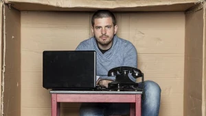 Młody Polak gnieździ się w przeludnionym mieszkaniu