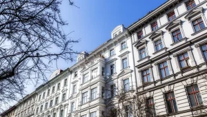 Mieszkanie w kamienicy może drogo kosztować. (zdj. ilustracyjne)