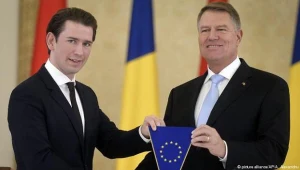 Sebastian Kurz (L) przekazuje symbolicznie Klausowi Iohannisowi prezydencję w Radzie UE