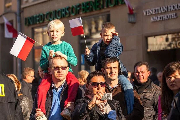 Polacy zarabiają coraz więcej - GUS