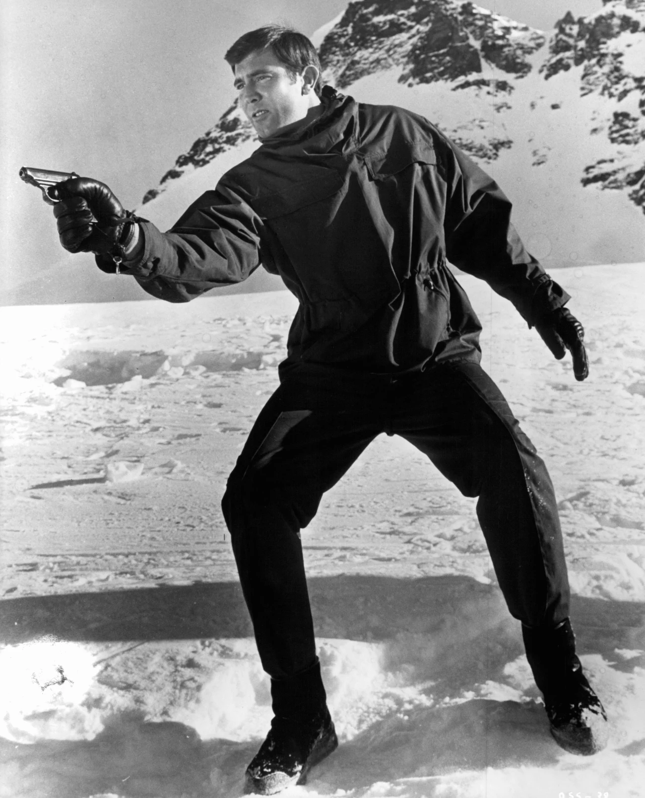 Po latach Lazenby stwierdził, że jego Bond był najbardziej wiarygodny ze wszystkich dotychczasowych ekranowych wcieleń agenta 007 . "To jest jedyny film, który traktuje Bonda jak istotę ludzką. On nie jest robotem-zabójcą, jak w ostatnich Bondach. Kiedy ja to robiłem, było w tym więcej serca" - przyznał bez cienia samokrytycyzmu aktor.