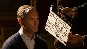 Jude Law na planie serialu "Nowy papież"