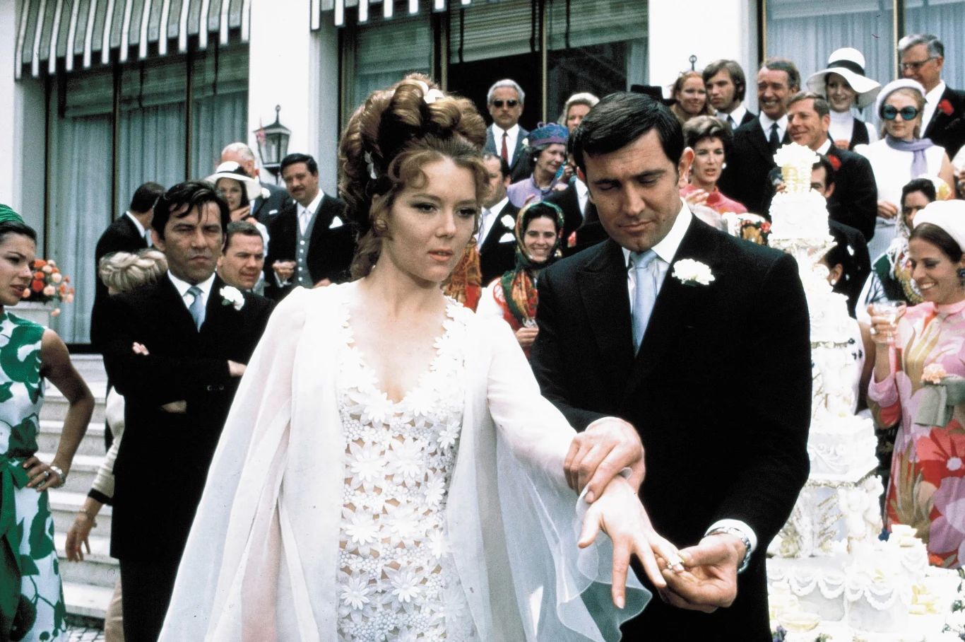 W filmie "W tajnej służbie Jej Królewskiej Mości" Bond Lazenby'ego żeni się, by zaraz żonę stracić. To w filmie. W życiu to właśnie gwiazdor został w 2008 roku oskarżony przez byłą żonę o próbę jej zabójstwa. Kobieta uważa, że Lazenby ma poważne problemy z alkoholem. Aktor postanowił się bronić i złożył do sądu 25-stronnicowe oświadczenie, w którym o uzależnienie oskarża... żonę. To podobno przez nią rozpadło się ich małżeństwo.