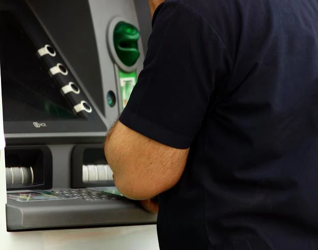 Nowe systemy kart płatniczych utrudniają kradzież danych w bankomatach