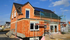 Przeciętny Polak musi pracować na dom sześć miesięcy dłużej niż jeszcze rok temu