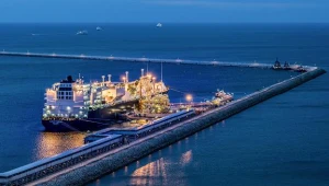 Metanowiec podczas rozładunku w gazoporcie w Świnoujściu