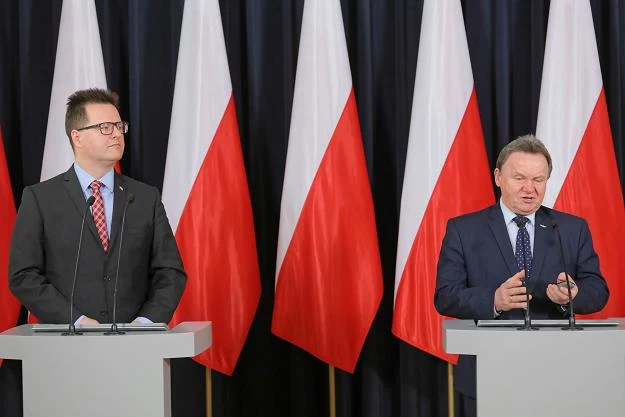 Wiceminister infrastruktury Andrzej Bittel (L) i prezes PKP PLK S.A. Ireneusz Merchel (P)
