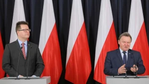 Wiceminister infrastruktury Andrzej Bittel (L) i prezes PKP PLK S.A. Ireneusz Merchel (P)