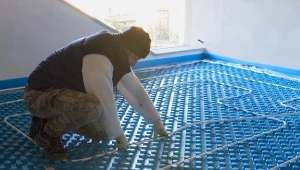 Subtelnie ukryte ogrzewanie w podłodze sprawia, że pomieszczenie jest piękne, a temperatura wysoka