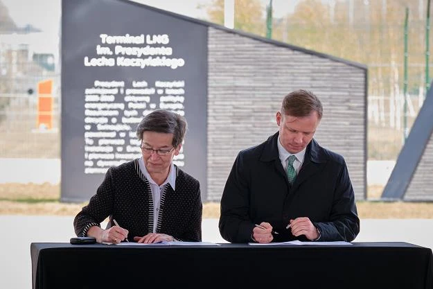 Podpisanie umowy na rozbudowę terminalu LNG - Maria Ciechanowska i Paweł Jakubowski Podpisanie umowy na rozbudowę terminalu LNG - Maria Ciechanowska i Paweł Jakubowski