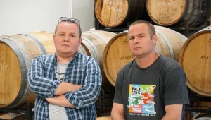 Grzegorz Zwierzyna (L), prezes Pinta Barrel Brewing i Marek Semla