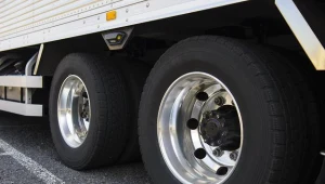 Zbyt duże auta parkujące na osiedlach często utrudniają przejazd innym pojazdom