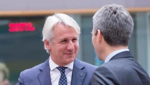 Eugen Teodorovici (L), minister finansów Rumunii. Fot. Thierry Monasse;