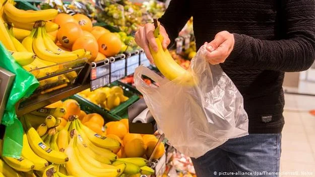 Niemiecka sieć dyskontowa Aldi wypowiedziała wojnę plastkowi. Planuje wprowadzić symboliczne opłaty