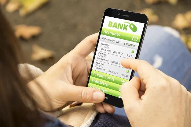 Polacy coraz częściej wybierają bankowe aplikacje mobilne
