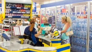 Biedronka, PoloMarket, Lidl, Żabka zapłacą pracownikom za nocleg
