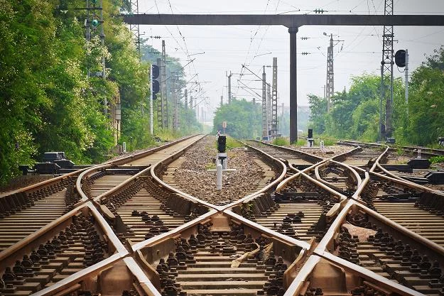 Dziesiątki miliardów rzucone na tory. Kiedy pojedziemy szybciej?