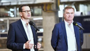 Premier Mateusz Morawiecki (L) oraz prezes Maspexu Krzysztof Pawiński (P)