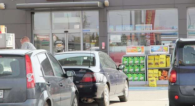 Kierowcy po wjeździe na stację paliw najbardziej zainteresowani reklamą alkoholu