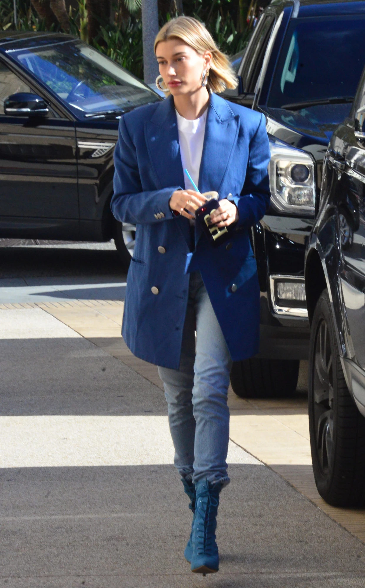 Hailey Bieber w modnych niebieskich botkach Hailey Bieber w modnych niebieskich botkach