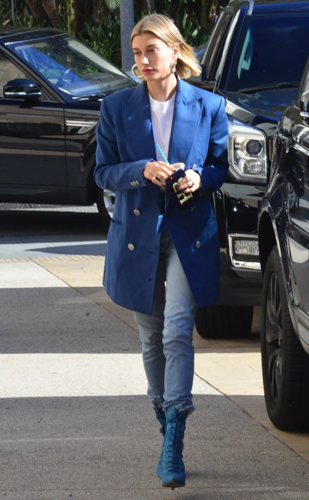 Hailey Bieber w modnych niebieskich botkach 