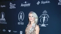 A może by tak wybrać bardziej fantazyjną suknię? 

Sylwia Grzeszczak pojawiła się w takiej na gali finałowej Miss Polski 2019. Dla pań, które chcą, aby wzrok wszystkich był skierowany wprost na nie, będzie to znakomity wybór.

Aksamitna suknia piosenkarki jest dodatkowo urozmaicona rozcięciem, które pozwala na wyeksponowanie zgrabnej nogi. W takiej stylizacji tytuł królowej imprezy jest gwarantowany. 