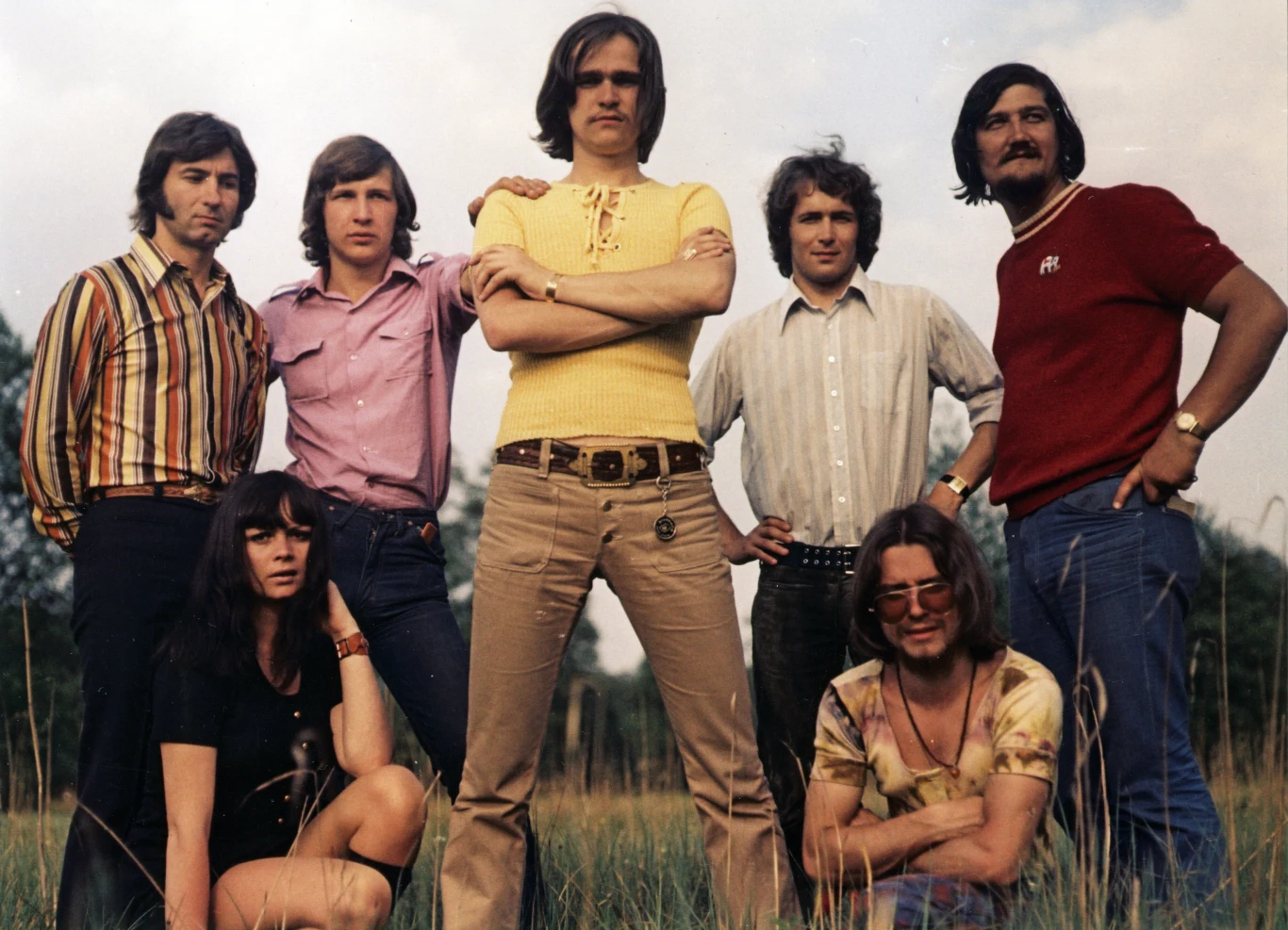 Niebiesko-czarni. Na zdjęciu (od lewej): Janusz Popławski, Ada Rusowicz, NN, Wojciech Korda, NN, Wiesław Żakowicz, Zbigniew Podgajny. Niebiesko-czarni. Na zdjęciu (od lewej): Janusz Popławski, Ada Rusowicz, NN, Wojciech Korda, NN, Wiesław Żakowicz, Zbigniew Podgajny.