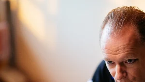 Maciej Stuhr w jednym z wcieleń w "Pisarzach. Serialu na krótko"