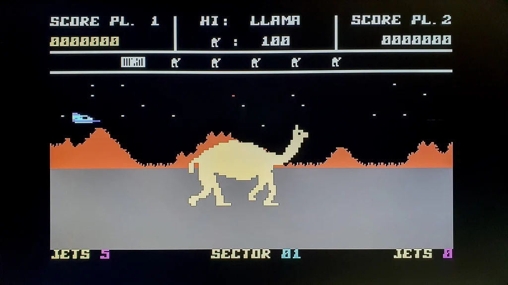 TheC64 (C64 Maxi) to fantastyczny powrót do czasów kultowego Commodore 64. Jest to urządzenie znacznie ciekawsze niż C64 Mini, pozbawiony pełnoprawnej klawiatury. To bez wątpienia najlepsza nowoczesna rekonstrukcja mikrokomputera z lat 80. na rynku. Należy jednak pamiętać, że nie jest to sprzęt dla każdego. Dlaczego?