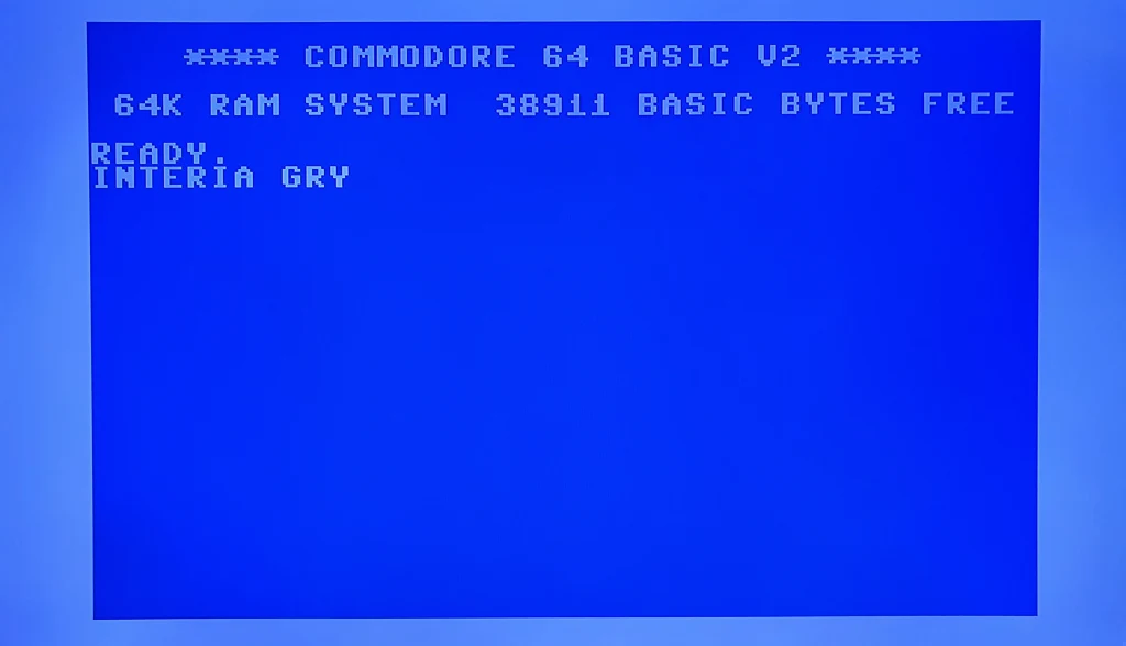 Nie zbrakło nawet procesu wgrywania. Bez obawy, nie trzeba ustawiać głowicy. Hasło: „Cicho, bo się nie wgra”, nie ma tu prawa bytu.