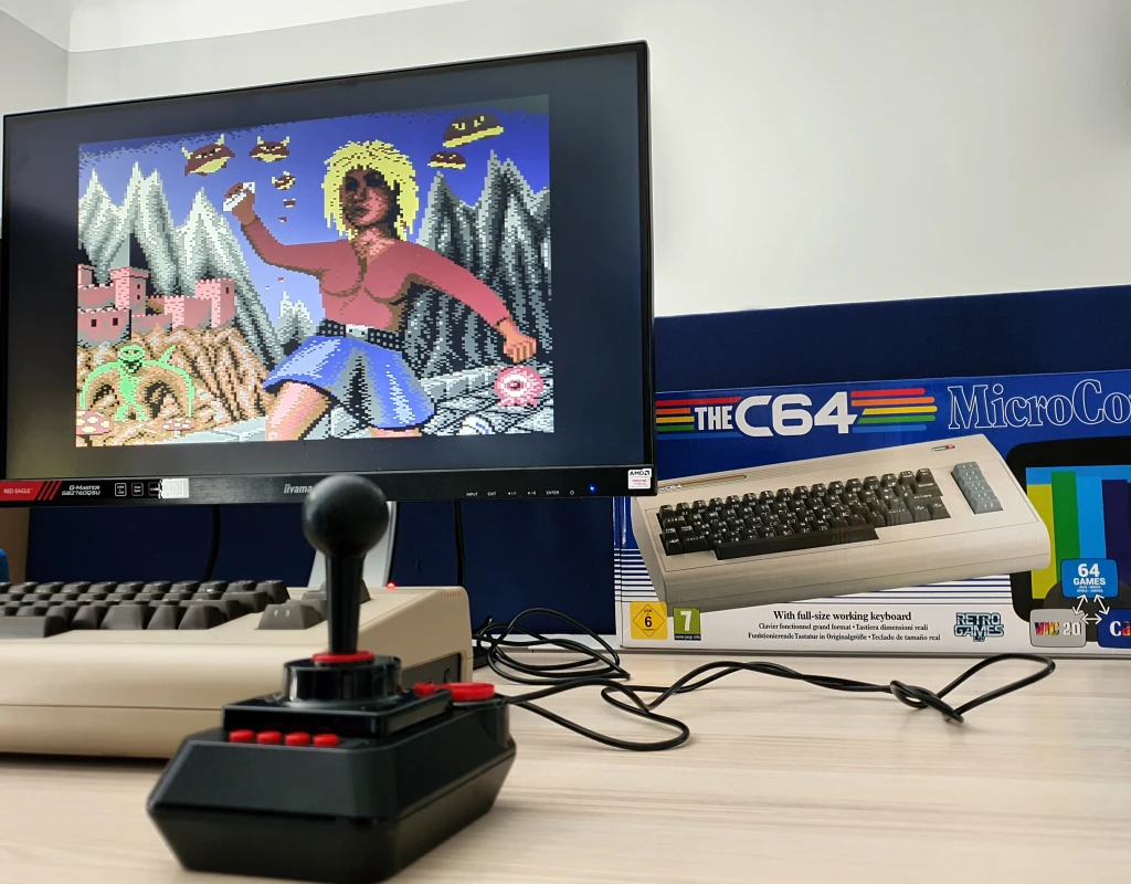 Commodore 64 pozostaje legendarną maszyną na całym świecie, łącznie z Polską. W drugiej połowie lat 80. i na początku lat 90. był to pierwszy komputer wielu Polaków. W internecie znajdziemy pełny zestaw Commodore 64 w niezłym stanie za około 400 zł, ale jeśli nie potrzebujemy oryginału, aby wrócić do tamtych lat, możemy pomyśleć o zakupie nowoczesnej rekonstrukcji „Złommodore 64” – konkretnie o modelu TheC64 (C64 Maxi) dystrybuowanego przez Koch Media. Cena? 499 zł.