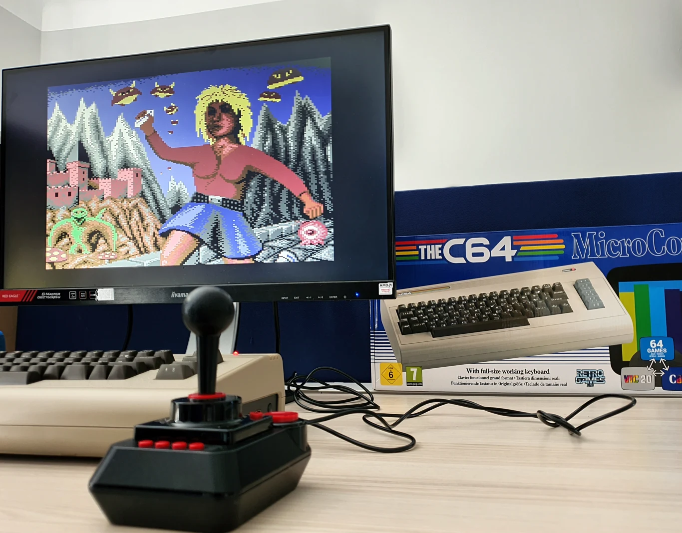 Commodore 64 pozostaje legendarną maszyną na całym świecie, łącznie z Polską. W drugiej połowie lat 80. i na początku lat 90. był to pierwszy komputer wielu Polaków. W internecie znajdziemy pełny zestaw Commodore 64 w niezłym stanie za około 400 zł, ale jeśli nie potrzebujemy oryginału, aby wrócić do tamtych lat, możemy pomyśleć o zakupie nowoczesnej rekonstrukcji „Złommodore 64” – konkretnie o modelu TheC64 (C64 Maxi) dystrybuowanego przez Koch Media. Cena? 499 zł. Commodore 64 pozostaje legendarną maszyną na całym świecie, łącznie z Polską. W drugiej połowie lat 80. i na początku lat 90. był to pierwszy komputer wielu Polaków. W internecie znajdziemy pełny zestaw Commodore 64 w niezłym stanie za około 400 zł, ale jeśli nie potrzebujemy oryginału, aby wrócić do tamtych lat, możemy pomyśleć o zakupie nowoczesnej rekonstrukcji „Złommodore 64” – konkretnie o modelu TheC64 (C64 Maxi) dystrybuowanego przez Koch Media. Cena? 499 zł.