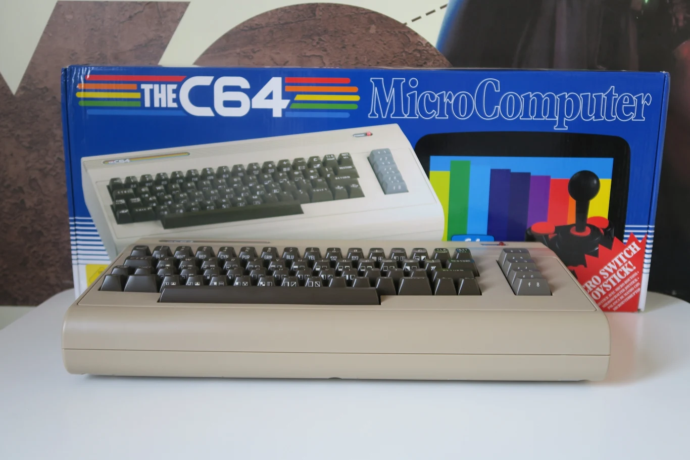 Nie mogło zabraknąć joysticka. Replika oryginalnych kontrolerów z tamtych lat prezentuje się solidnie, ma dwa przyciski główne, manetkę i dodatkowe przyciski, niektóre wykorzystywane do obsługi menu głównego samego urządzenia, które koniec końców jest przecież emulatorem C64 z 1982 r. Nie mogło zabraknąć joysticka. Replika oryginalnych kontrolerów z tamtych lat prezentuje się solidnie, ma dwa przyciski główne, manetkę i dodatkowe przyciski, niektóre wykorzystywane do obsługi menu głównego samego urządzenia, które koniec końców jest przecież emulatorem C64 z 1982 r.