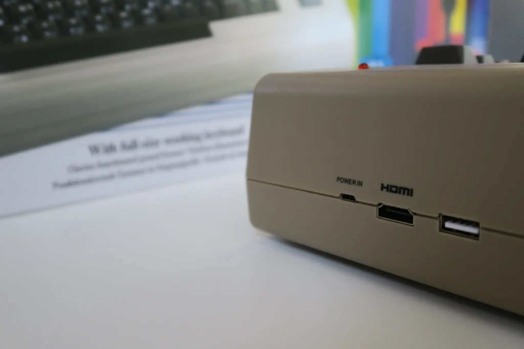 Po podłączeniu do telewizora gramy w 720p i częstotliwości 60 lub 50 herców. Komputer oferuje różne opcje wyświetlania, w tym filtr imitujący telewizor z kineskopem (CRT).